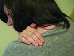 Es beginnt meistens mit Stress, dann kommen Verspannungen hinzu